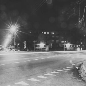 Kolejna odsłona osiedla nocą.